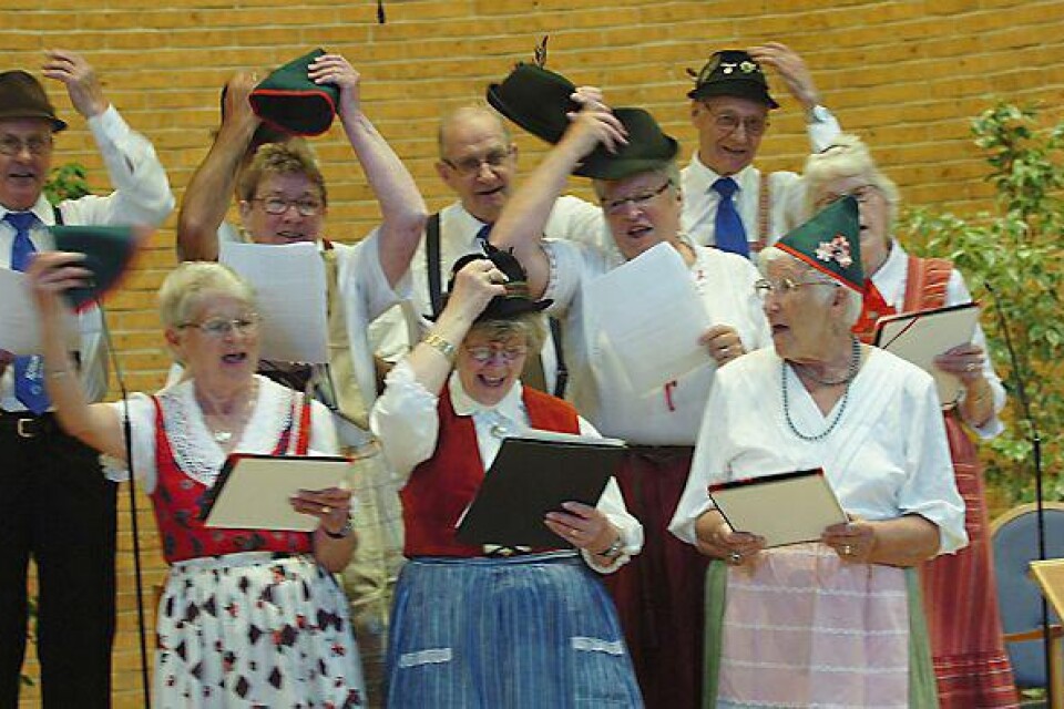 Sångarna från Pilevallen i Borrby lyfte på hattarna och joddlade friskt.