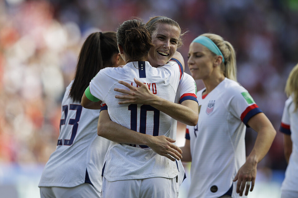 USA-legendaren Carli Lloyd firar ett av sina två mål mot Chile.