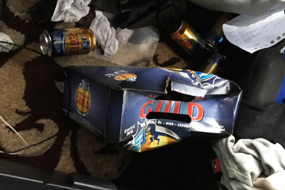 I lastbilshytten hittade polisen 18 tomma ölburkar samt två halvfulla flak med starköl. Föraren sa att han druckit sedan han kört av färjan i Foto: Polisen