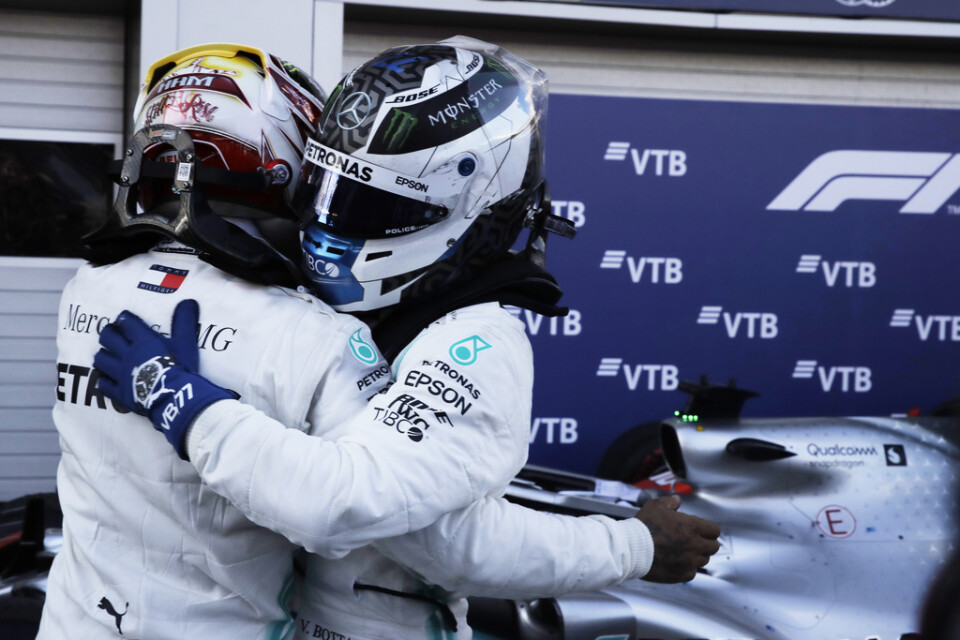 Lewis Hamilton, till vänster, firar med stallkamraten Valtteri Bottas efter dubbelsegern i Ryssland.