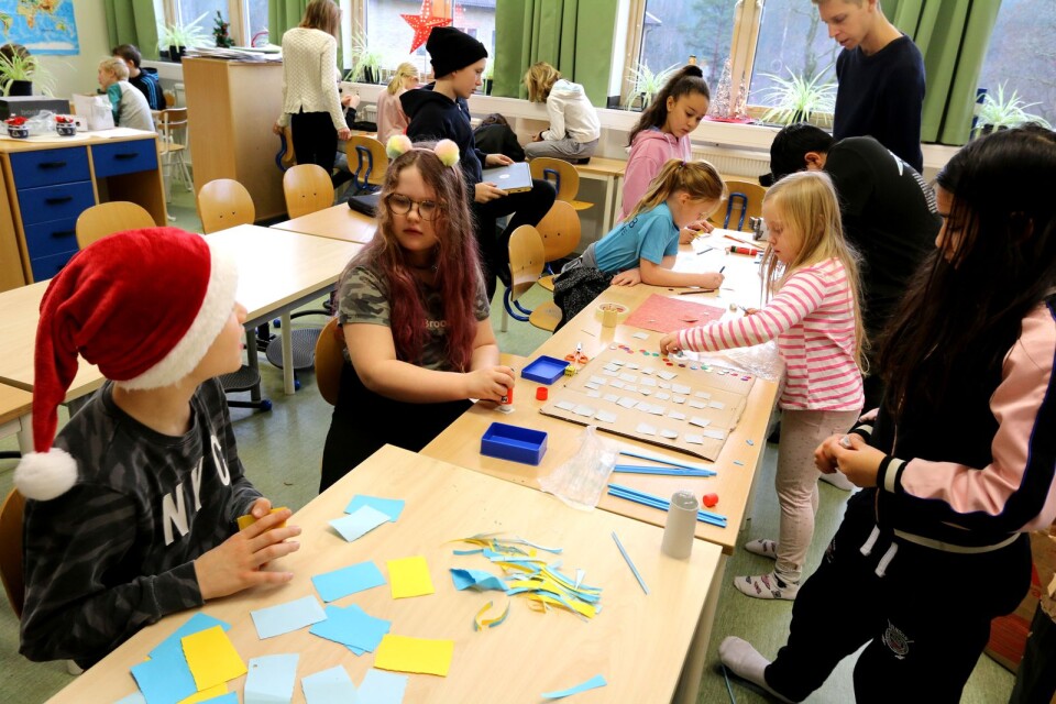 Melker Hindorff (klass 4), Isabelle Axelsson Esell (klass 3), Nathalie Jarlestråle Hagberg (klass 1) och Tina Blomgren (klass 6) är några av eleverna som bygger spel tillsammans.