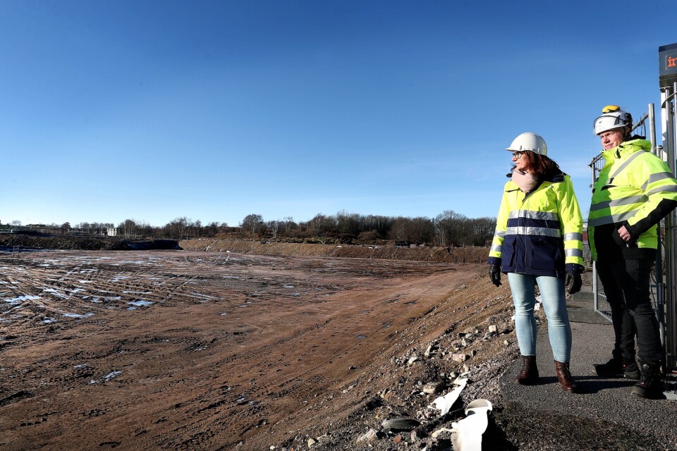 Två projektchefer har grävt Kalmars kanske största grop. Carolin Svensson och Fredrik Sävhed blickar ut över marken där Kalmars nya reningsverk ska uppföras.