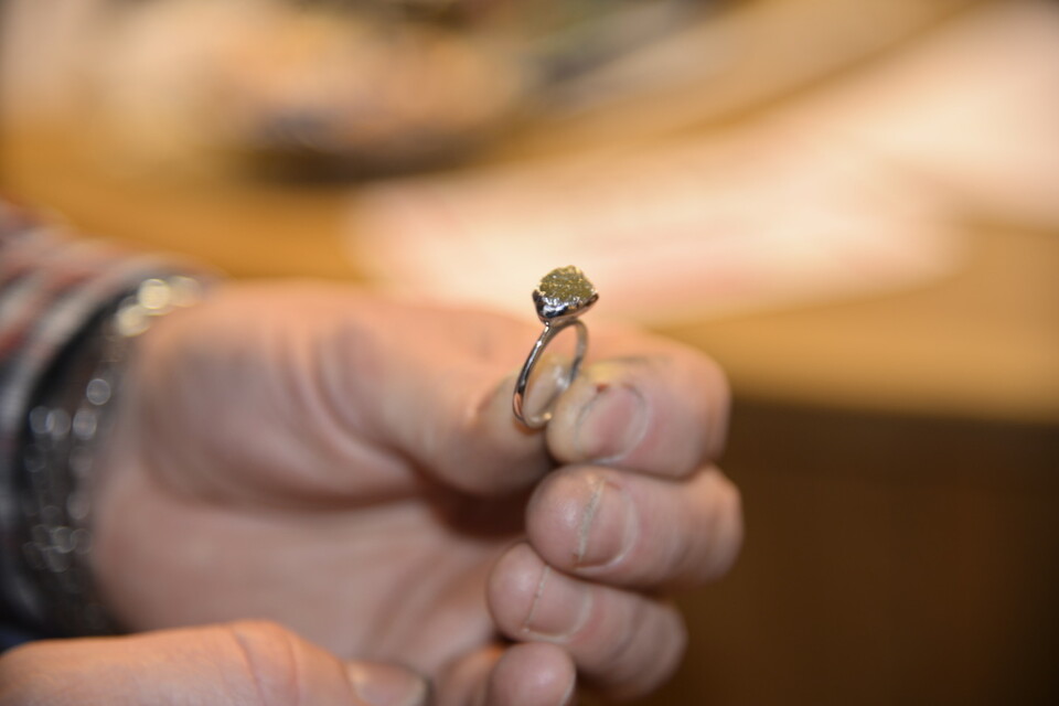 Bilden föreställer en ring med en oslipad rådiamant. Arkivbild.