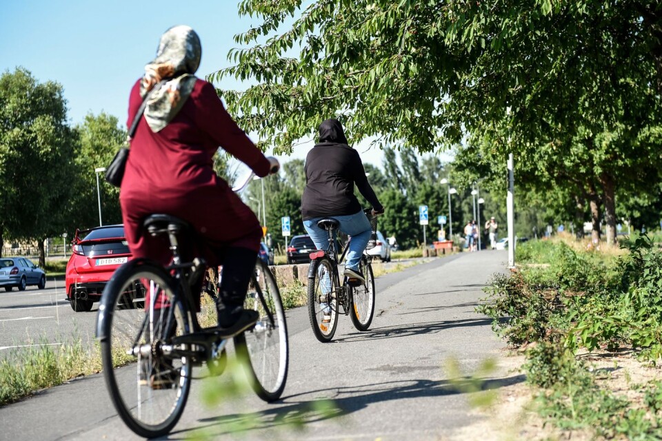 Mother and daughter, Yuksel and Yasemin, enjoy cycling together. They think Kristianstad has a lot of nice cycle-paths.
