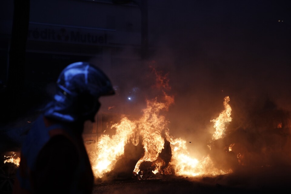 Brandkåren fick rycka in under lördagens våldsamma demonstration i Paris.