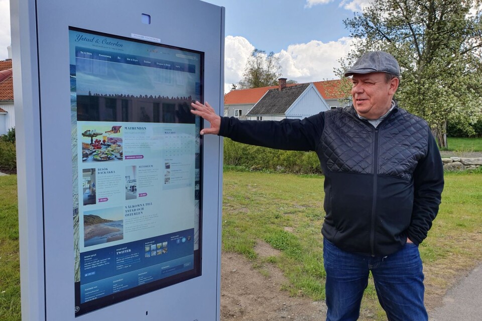 Turismstrateg Sauli Lindfors vid touch screen-hjälpmedlet i Brösarp.