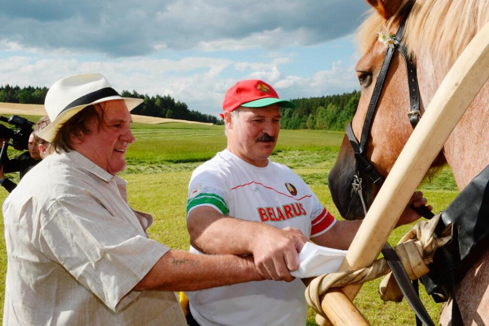 Vitrysslands president Aleksandr Lukasjenko överväger att frige oppositionspolitikern Mikola Stankevitj före presidentvalet i oktober. - Jag tänker inte gå som katten kring het gröt. Frågan är på dagordningen. Bara jag kan avgöra, säger Lukasjenko i en