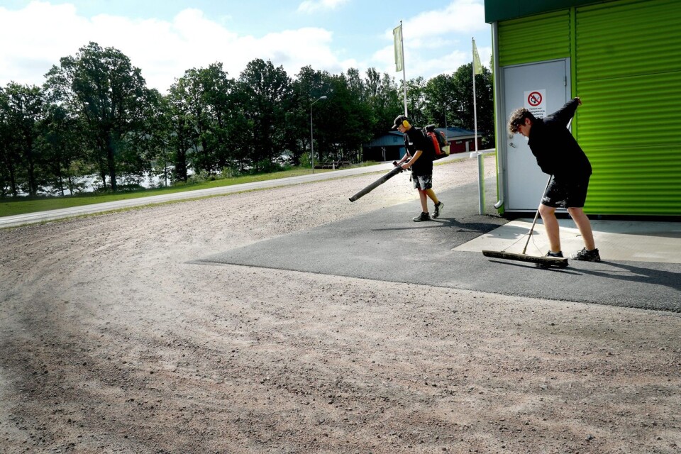 Förra sommaren var Olle Larsson (glasögon med lövblås) och Alexander Nilsson två de Sjuhäradsungdomar som fick feriejobb, här på Överlida grus och transport.