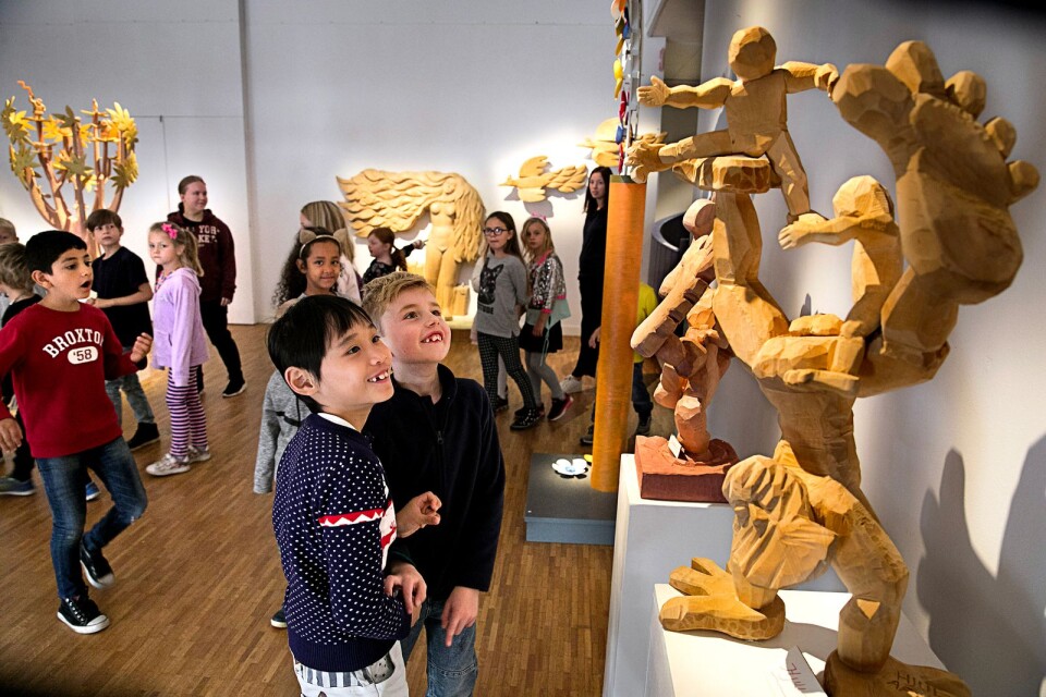 Zhexi Tan och Valter Blixt var två av eleverna på Bockaraskolan som med intresserade blickar besökte Bengt Johanssons utställning.