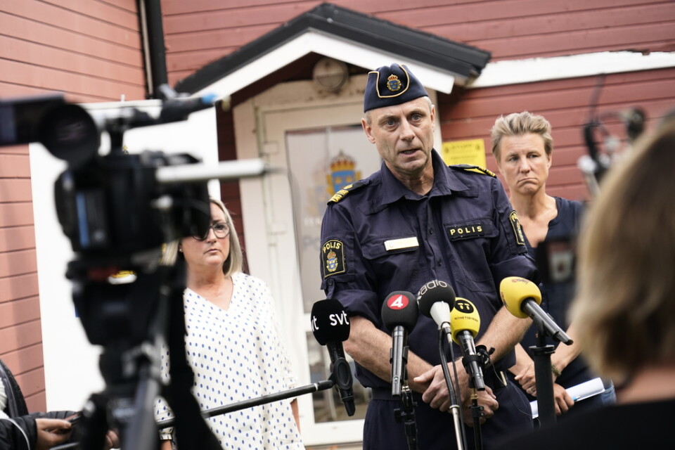 Lokalpolisområdeschef Anders Olofsson vid onsdagens pressträff. I bakgrunden Pernilla Åström, förundersökningsledare och Erika Wetterlöf, tillförordnad polisområdeschef i nordöstra Skåne.