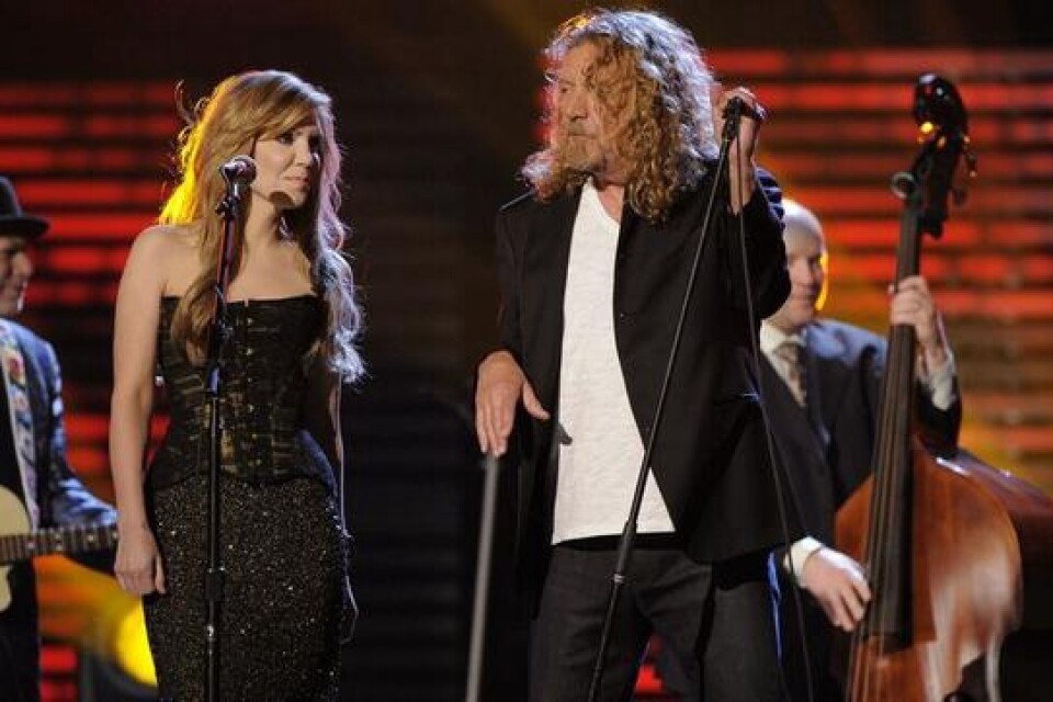 Alison Krauss och Robert Plant uppträder på Grammygalan. Bild: Scanpix
