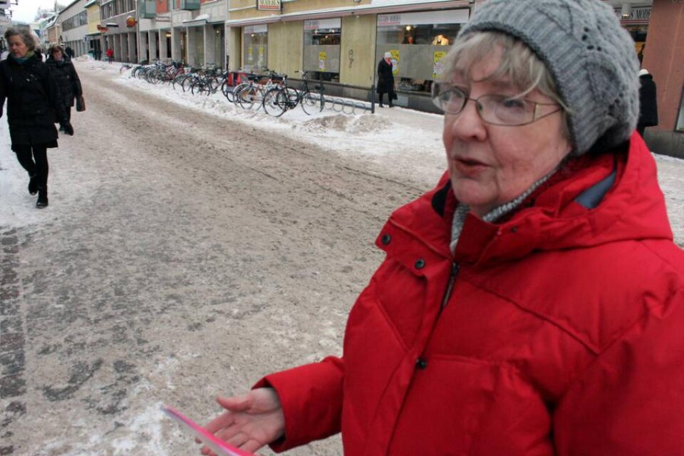 ?Samhällets kostnader för halkskador är fyra gånger större än för snöröjningen.? Anna-Britt Wejdsten (FP) motionerar om att kommunen utreder markvärme i gator och gång-­ vägar.