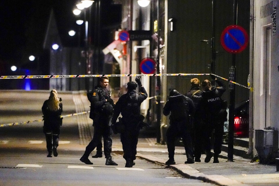 Poliser vid avspärrningar i Kongsberg.