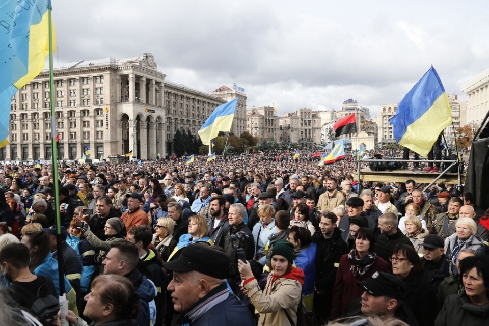 Tusentals demonstrerar på Frihetstorget i Kiev mot planerna på att ge ökat självstyre till utbrytarrepublikerna i östra Ukraina.