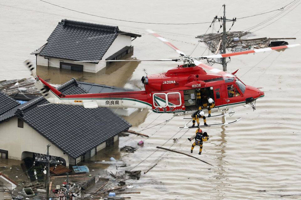 En människa räddas från sitt hus i Kurashiki i prefekturen Okayama.