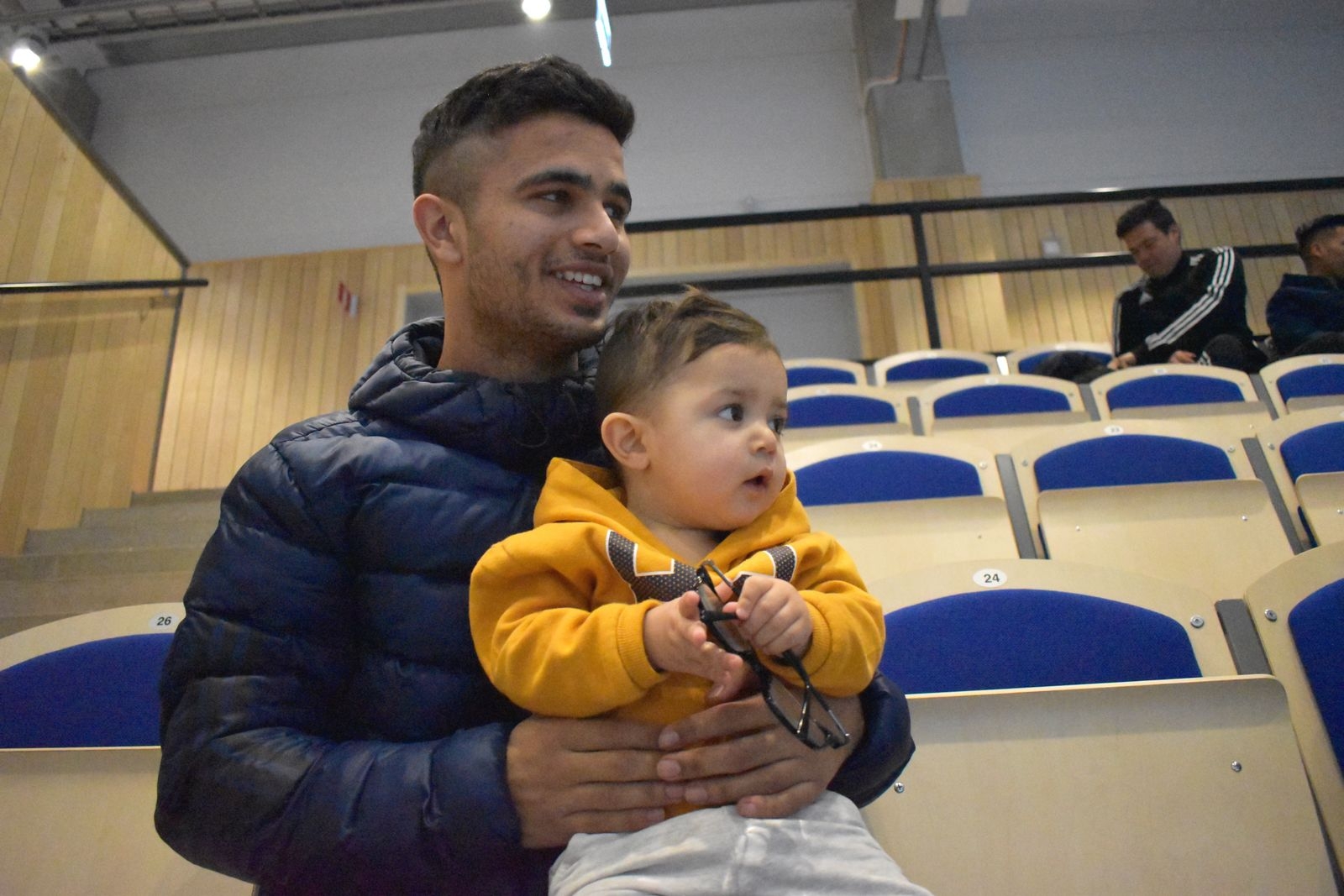 Lille Emran, 1,5 år, var väldigt nyfiken på matchen. Här tillsammans med Shah Malik.