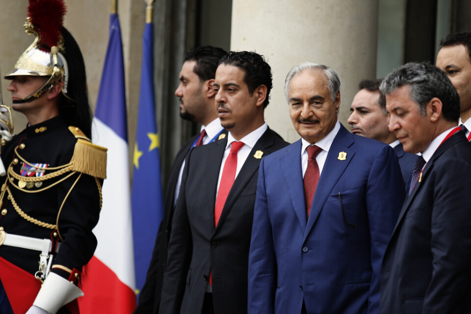Den östlibyske krigsherren Khalifa Haftar, tredje från vänster, efter ett möte i Paris i maj 2018. Arkivbild.
