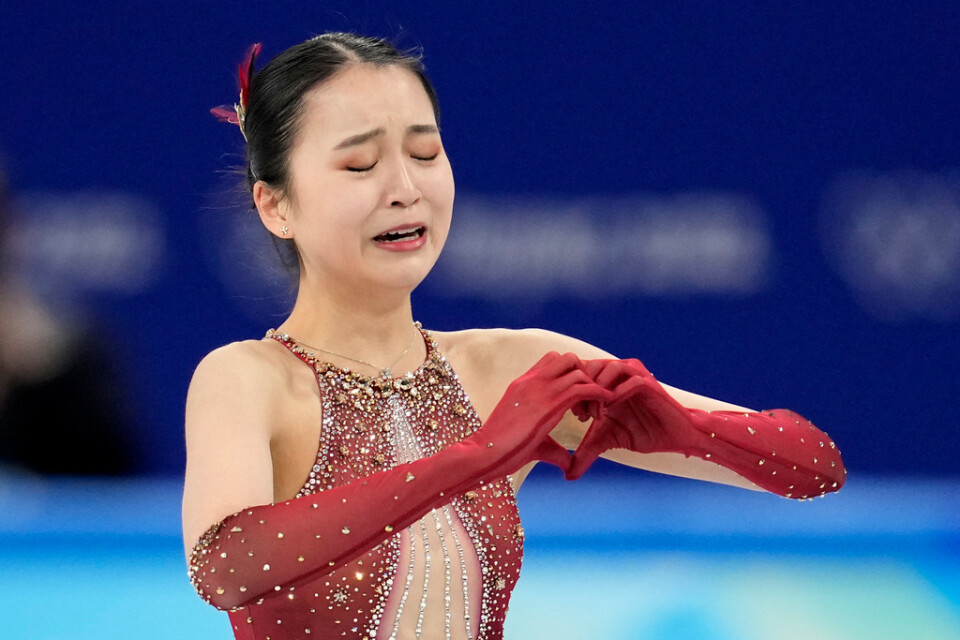 Zhu Yi var i tårar efter hennes fall under korta programmet i lagtävlingen.