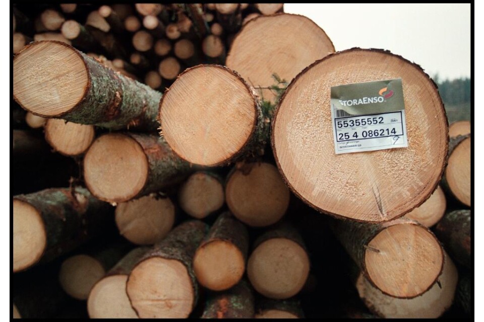 Skogsjätten Stora Enso fortsätter att ha problem. Det blev ännu en miljardsmäll och aktien gav sig iväg utför. Världens näst största tillverkare av grafiskt papper, finländsk-svenska Stora Enso, redovisar en förlust före skatt på 193 miljoner euro, mots
