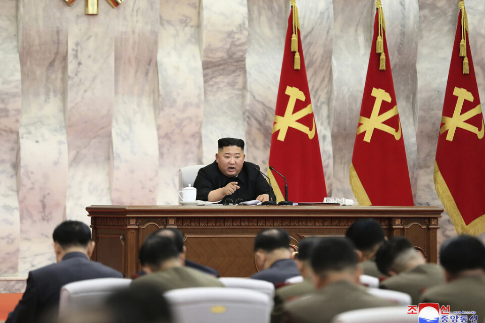 Kim Jong-Un talar till militärer på söndagens bilder.