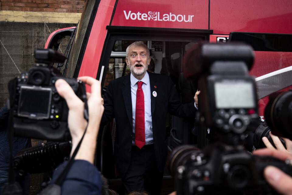 Den brittiske oppositionsledaren och Labourledaren Jeremy Corbyn i partiets kampanjbuss.