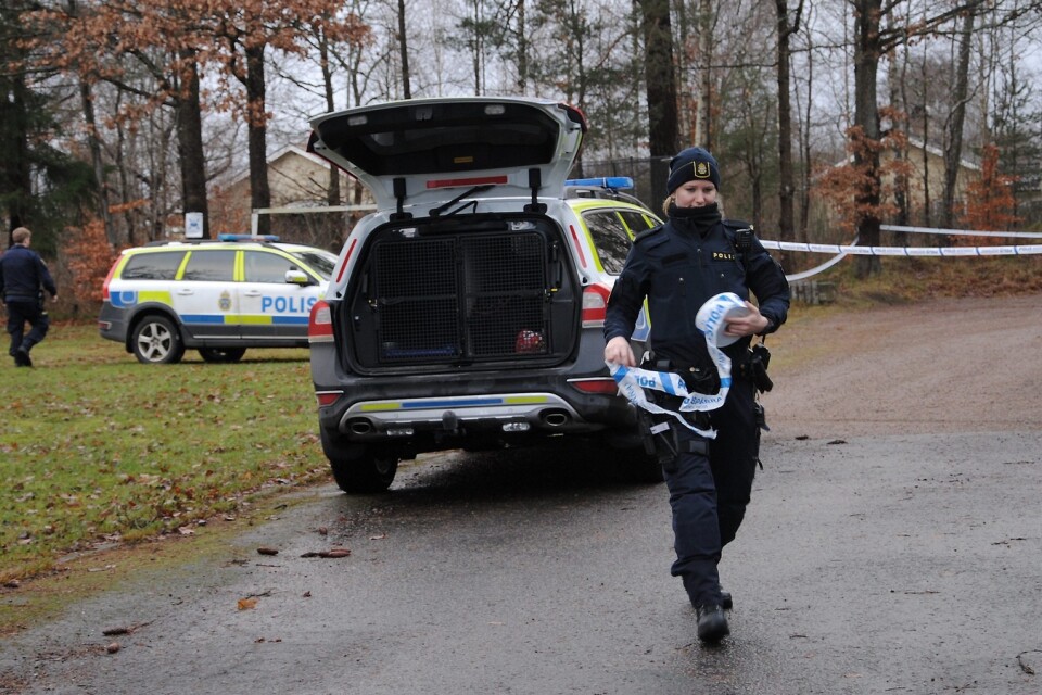 Polisen spärrade av fastigheten på Ängsgatan i Osby där det en fredagskväll i december 2018 inträffade ett misstänkt mordförsök. Foto: Peter Paulsson/Arkiv