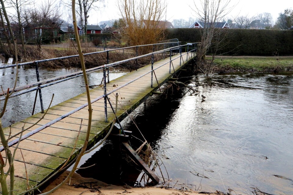 Bron över ån vid koloniområdet kommer att lyftas bort. Men det är inte klart om den ska ersättas.