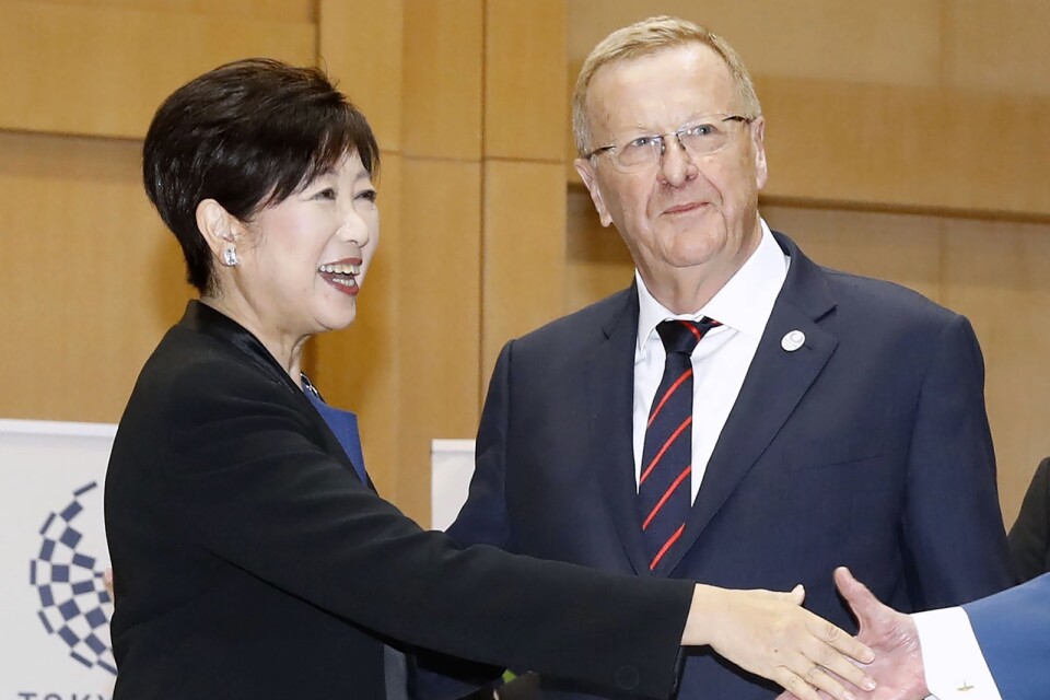 John Coates, chef för Australiens olympiska kommitté och medlem i IOK, har insyn i arbetet med sommar-OS. Här i ett möte med Tokyos guvernör Yuriko Koike i oktober förra året. Arkivbild.