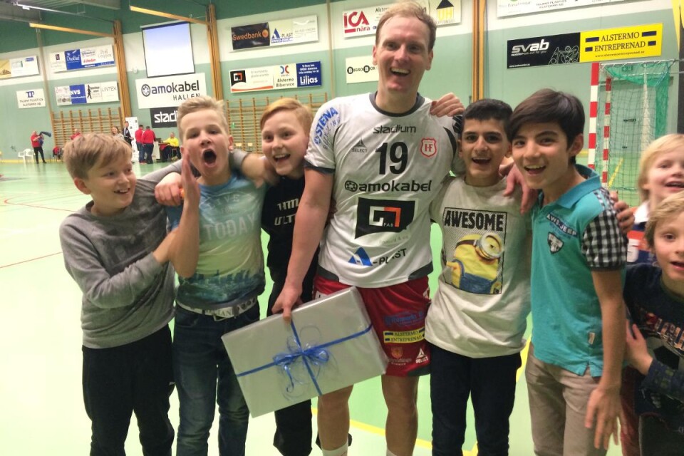 Alstermos Nemanja Cvetinovic gjorde tio mål mot Varberg och hyllades av de unga fansen efter matchen. Foto: Johanna Eriksson
