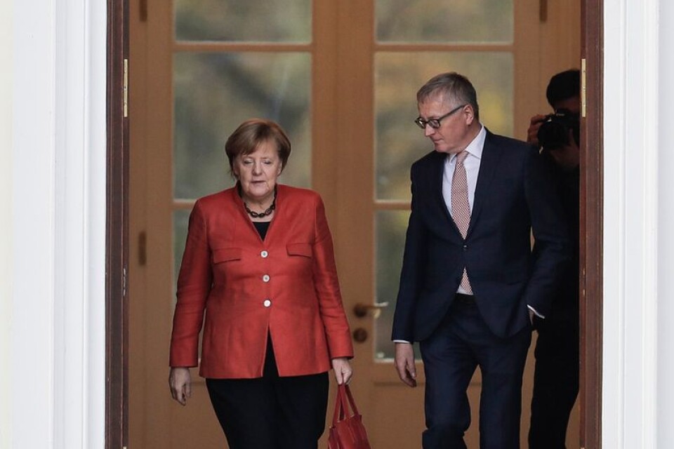 Angela Merkel lämnar presidentpalatset Bellevue i Berlin efter ett möte med president Frank-Walter Steinmeier.