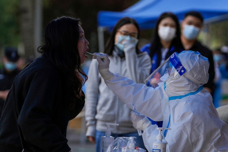 Invånare i Peking testas för coronaviruset under onsdagen.