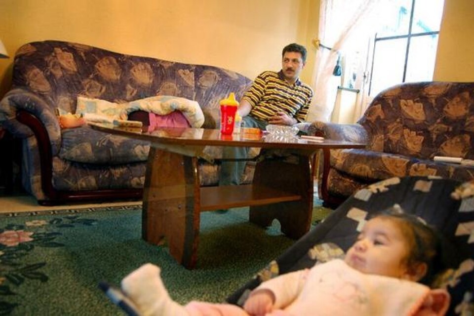 Det ska börjas tidigt. Amina Remo, 3 månader, tittar på al-Jazira med sin far Mohammed. Bild: Johan Nordström