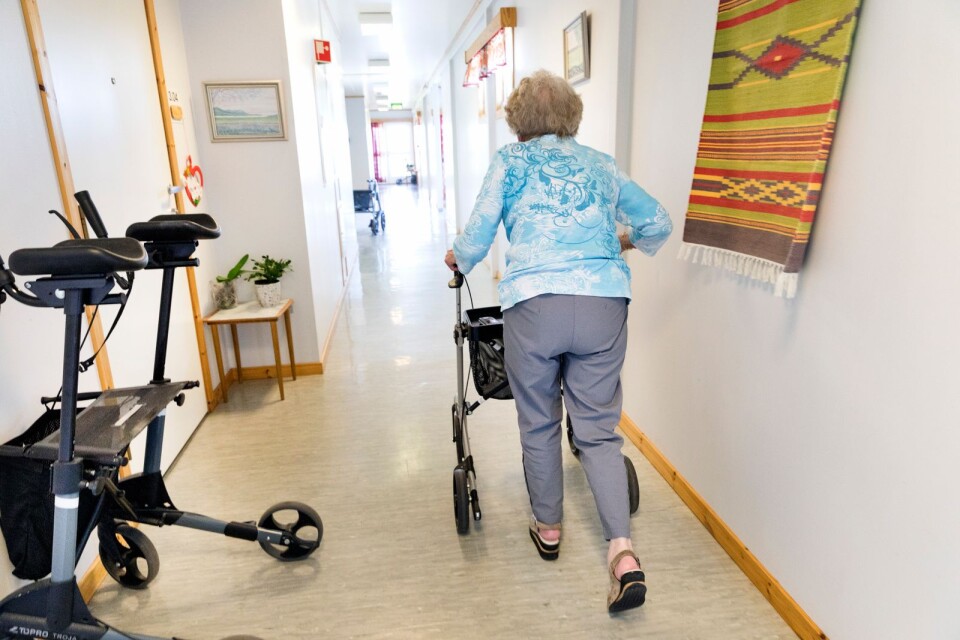 Det var först när allt fler äldre på äldreboenden dog som någon reagerade. Det visar tydligt  hur lågt de äldre värderas i dagens samhälle, skriver Judith Skörsemo.