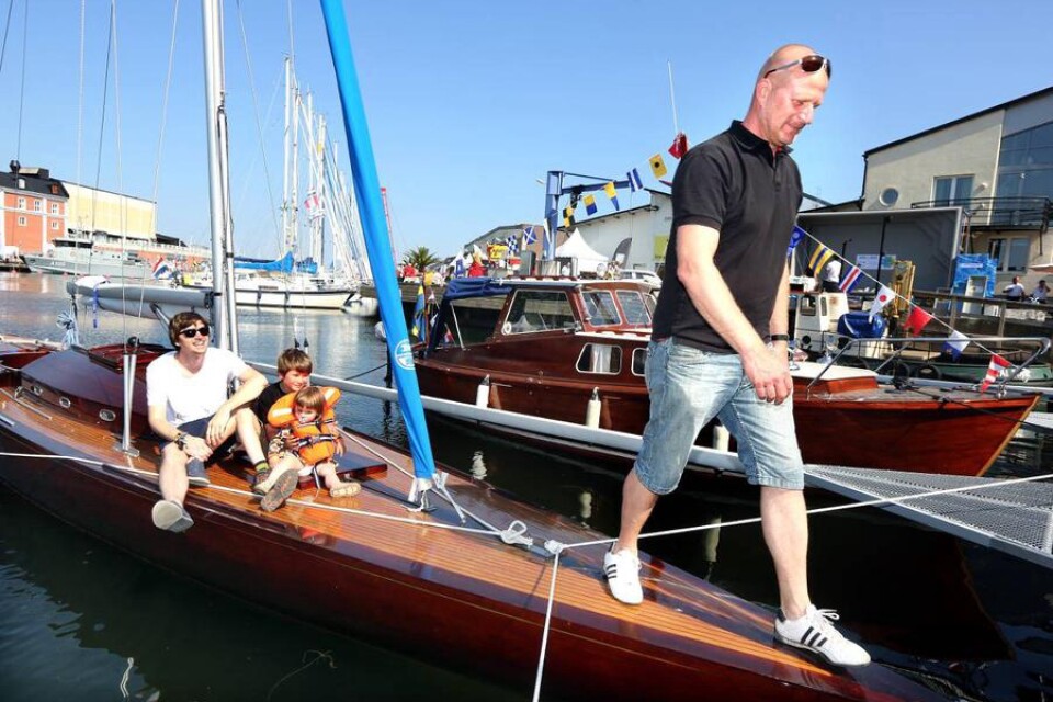 Gustaf Svensson, Åke Kindberg, Isa Kindberg och pappa Henrik Svensson har lagt till med skärgårdskryssaren Fuhrita vid båtmässans classic boat-avdelning.