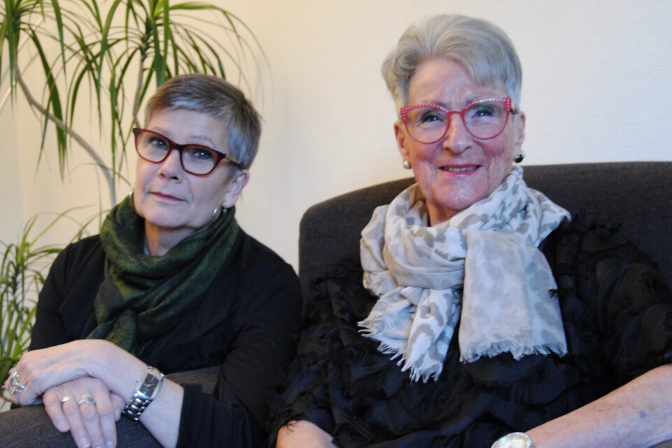 Lotta Otterdahl, verksamhetschef på Frida kvinnojour (till höger i bild, bredvid Ruth Brunner som är ordförande) vet att julen är tuff för många. 
Foto: Lars-Åke Englund/arkiv