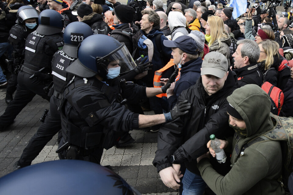 Polisen trycker tillbaka demonstranter i tyska Kassel.