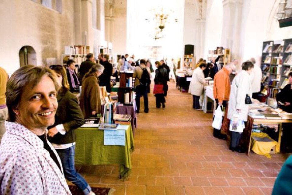 Föreningen Antikvariat på Österlen arrangerar bokmässan på klostret – och månglarna är populära.