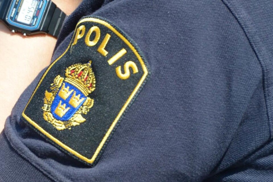 En polis blev natten till lördagen angripen av en knivbeväpnad man i en trappuppgång i området Kirseberg i Malmö. Han kunde övermanna angriparen som greps, misstänkt för mordförsök. Polisen kallades till platsen med anledning av ett hot från en beväpnad