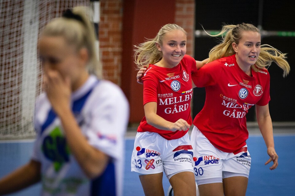 TFF:s Sally Le Grand, till vänster, och Viktoria Persson, firar ett av TFF:s sex mål i semifinalen mot IFK. Det blev hela 6–0 till de röda. TFF vann sedan finalen mot Vellinge IF.