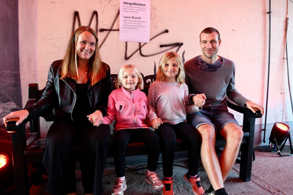 Hanna Kroon och Niklas Hansson med döttrarna Alma och Emmy vågade testa Hångelbänken.