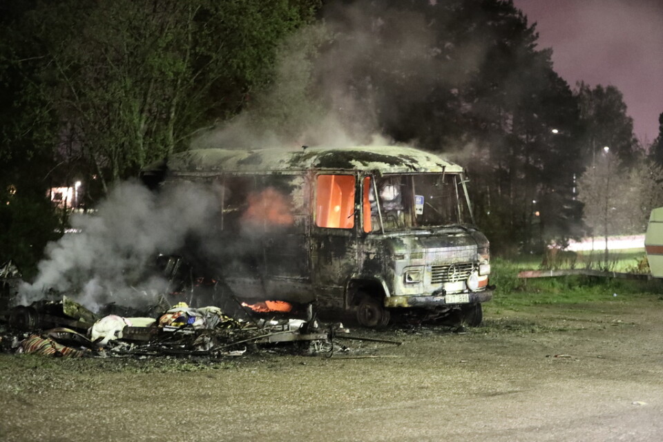 Ett av alla de fordon i Eskilstuna som sattes i brand på söndagskvällen.