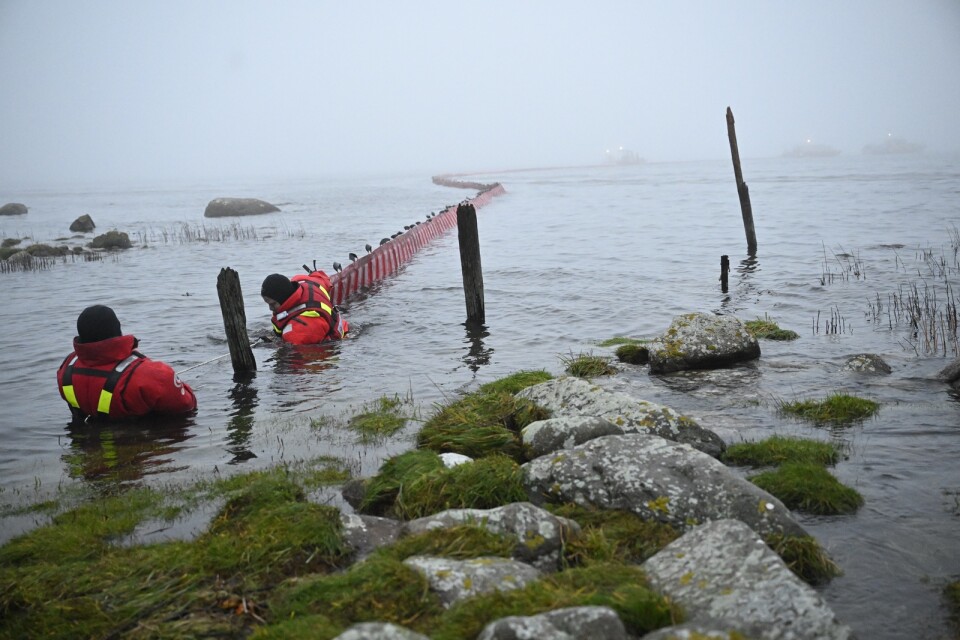 Sjöräddningen lägger länsor i Hörvik.