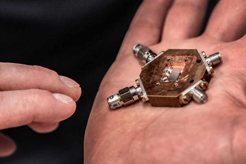 Chalmers har redan kommit en bit på väg i grundforskningen för att ta fram en kvantdator. Arbetet inleddes redan för 20 år sedan. Men sedan årsskiftet är miljardprojektet i gång där kvantkretsarna, kallade kubits, byggs in i ett chip som sammanfogas med andra och placeras i en stor maskin. Men många års arbete återstår.