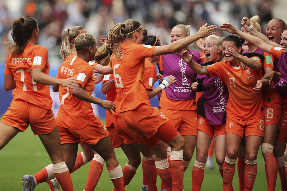 Nederländerna vann grupp E i fotbolls-VM efter 2–1 mot Kanada.