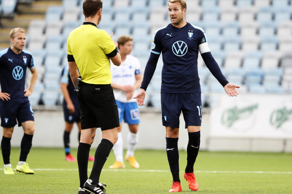 Malmös Ola Toivonen klarade sig undan med en varning efter den medvetna armbågen i ansiktet på Norrköpings Eric Smith.