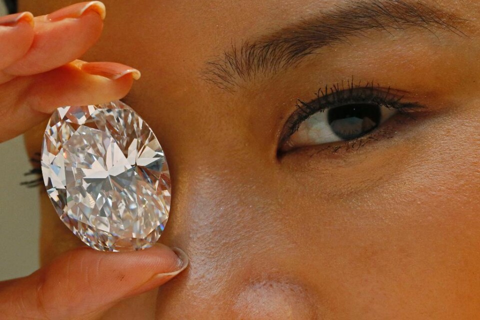 Polisen i Hongkong jagar en man som lyckades byta ut en dyrbar diamant mot en kopia i en smyckesbutik i den kinesiska mångmiljonstaden. Den försvunna diamanten värderas till 1,7 miljoner Hongkong-dollar (1,9 miljoner kronor). \"Övervakningsfilmerna visar