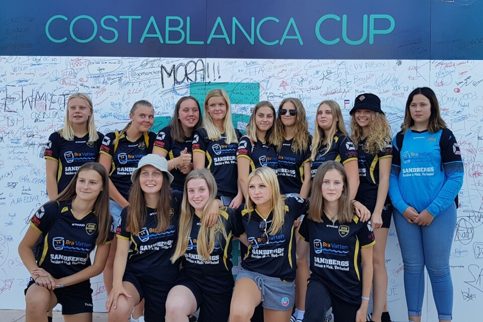 14 tjejer från KiVA befinner sig just nu på en internationell cup i Spanien. Bakom resan ligger hårt arbete för att samla in pengar.