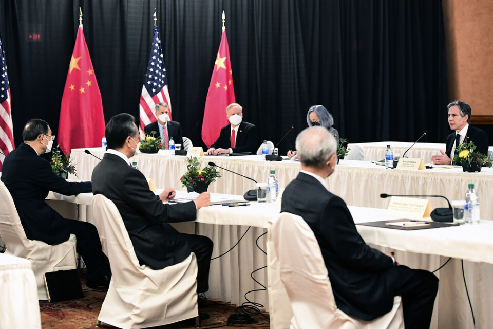 Spänd stämning, när Antony Blinken (till höger) talar, och bland andra de kinesiska toppdiplomaterna Yang Jiechi och Wang Yi lyssnar, på mötet på Captain Cook Hotel i Anchorage.