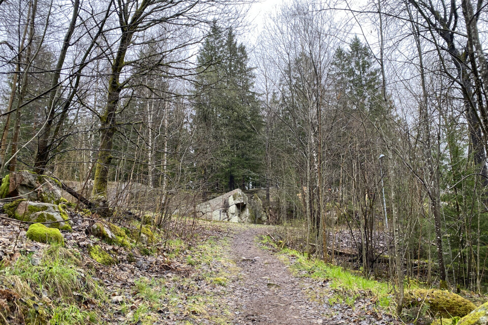 Bara ett stenkast från där en del av narkotikan hittades ligger Kristinebergsskolans skolgård.
