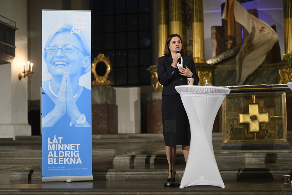 Under veckans besök i Stockholm tilldelades Svetlana Tichanovskaja Anna Lindh-priset. Här håller hon tal vid en minnesceremoni i Katarina kyrka i Stockholm.